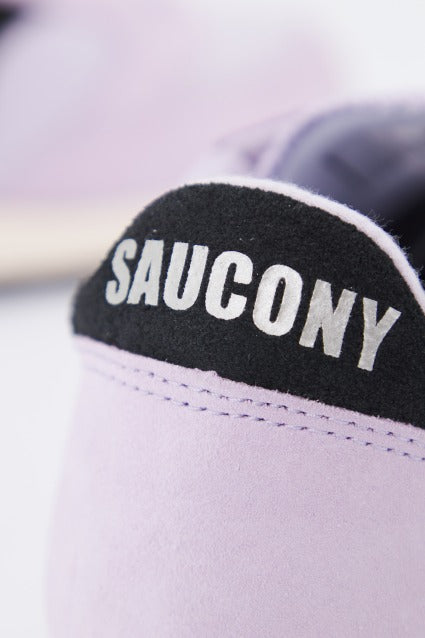 SAUCONY JAZZ VINTAGE SUEDE LOGO en color VIOLETA (4)