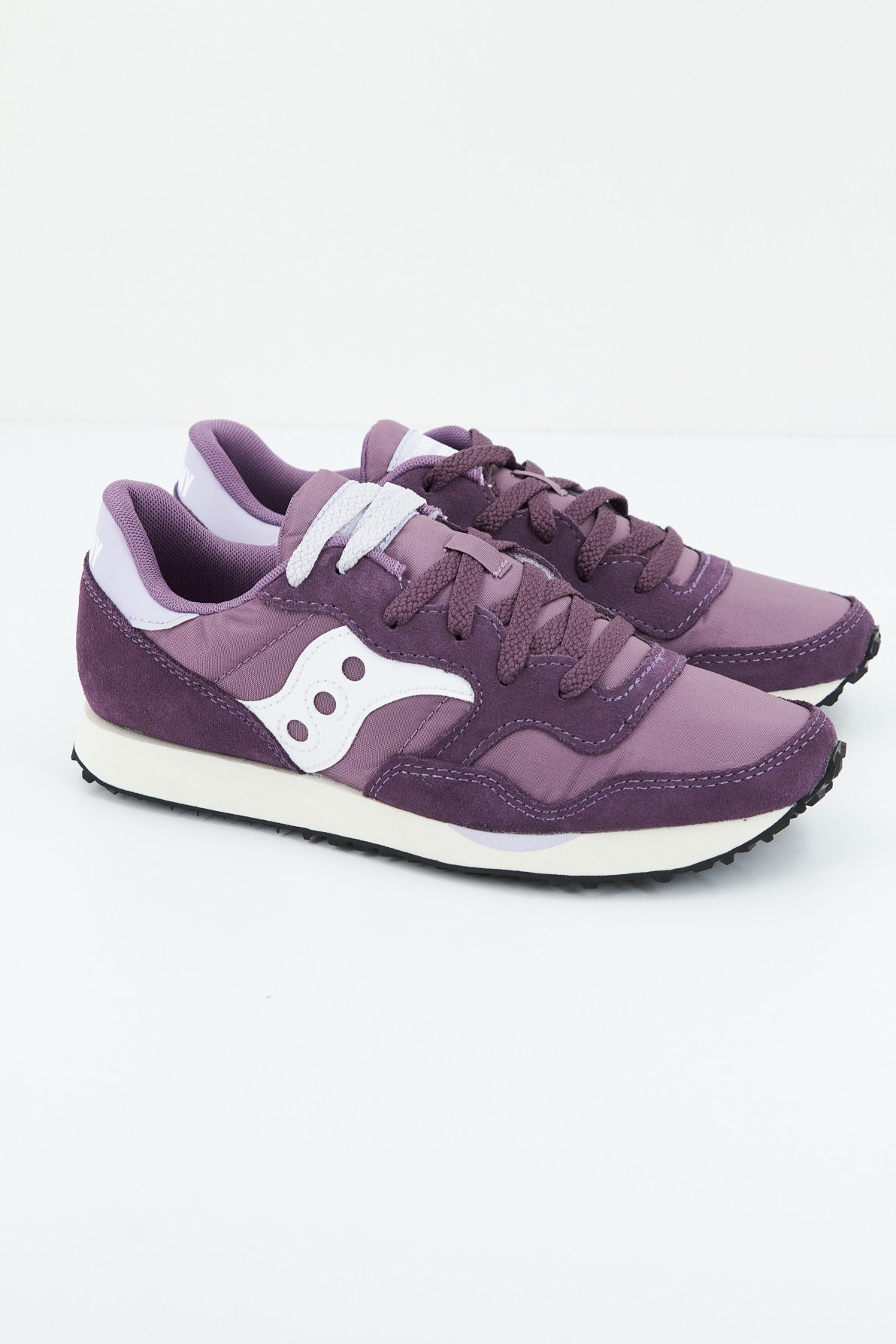 SAUCONY DXN TRAINER en color VIOLETA (1)