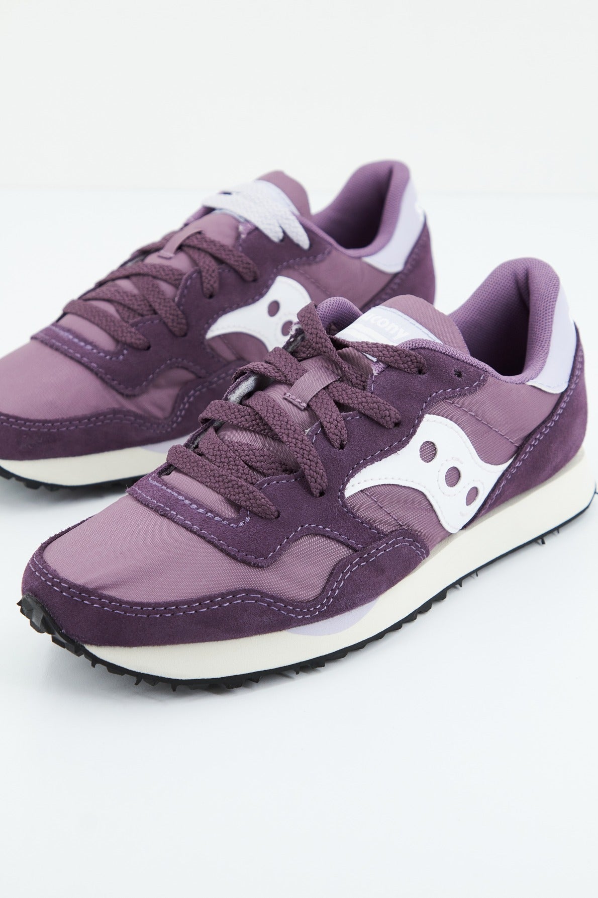 SAUCONY DXN TRAINER en color VIOLETA (2)