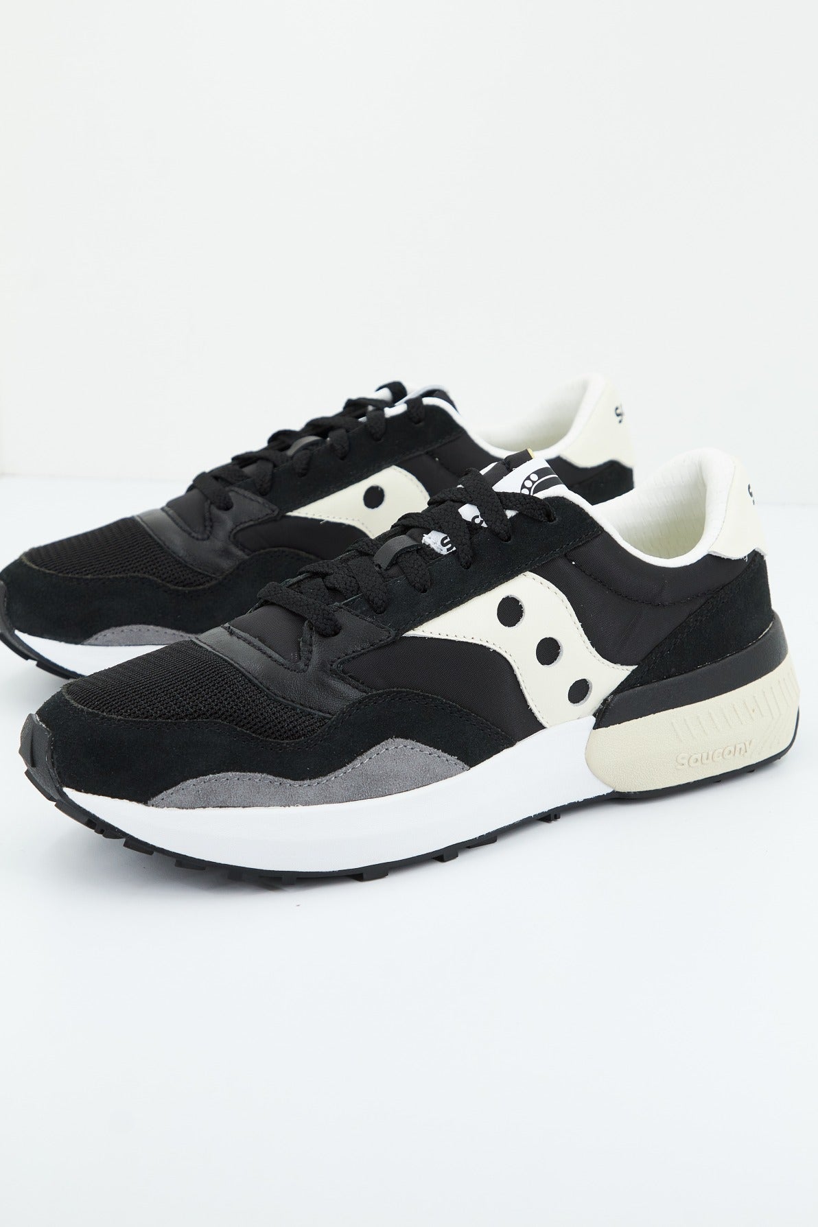 SAUCONY JAZZ NXT en color NEGRO (1)