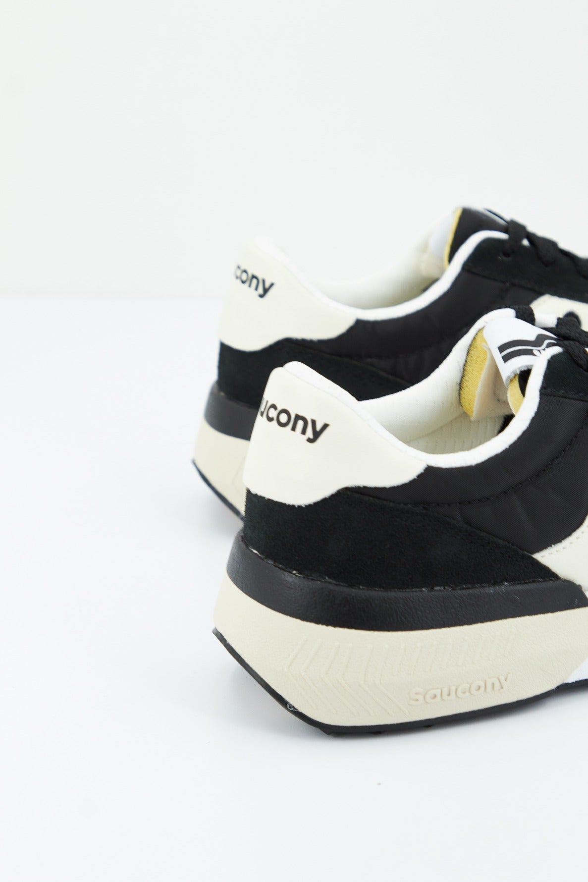 SAUCONY JAZZ NXT en color NEGRO (3)