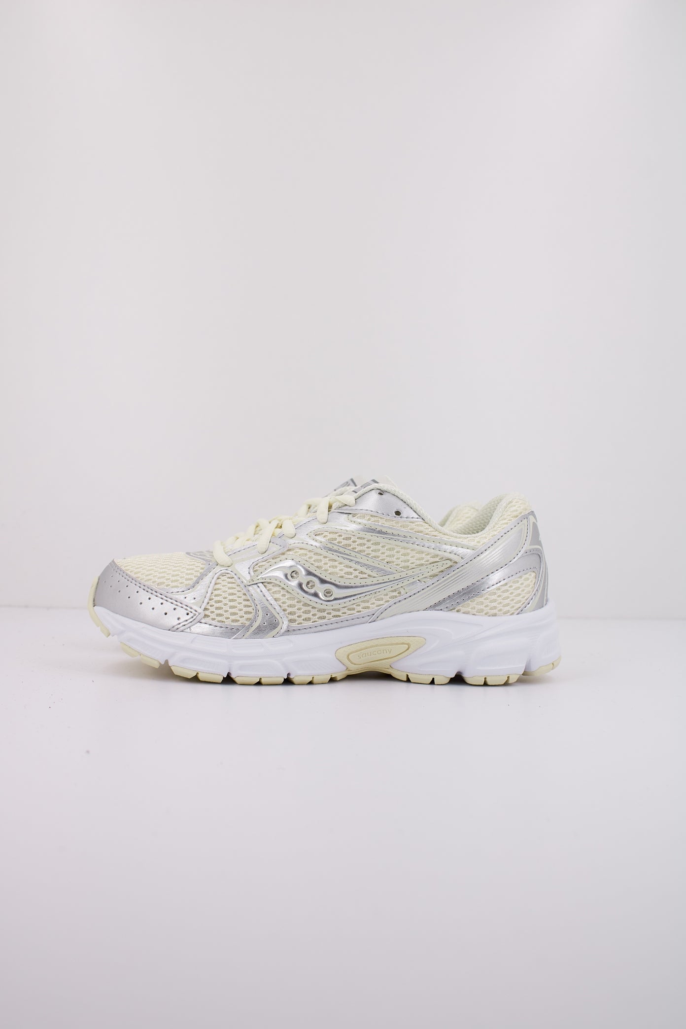 SAUCONY S en color PLATA (1)