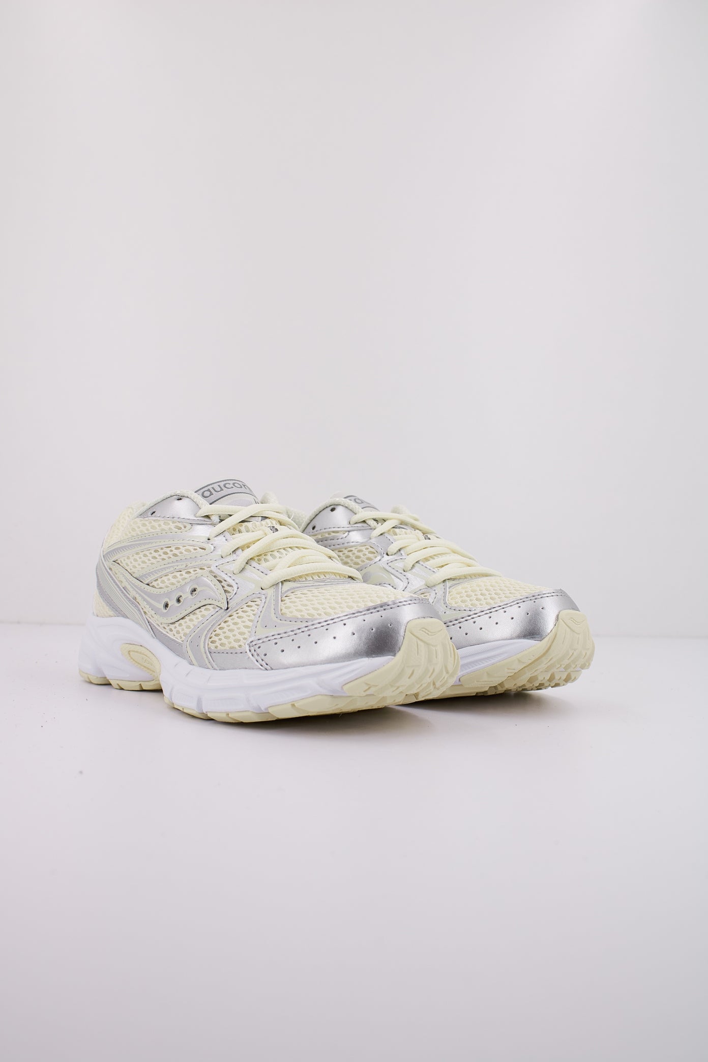 SAUCONY S en color PLATA (2)