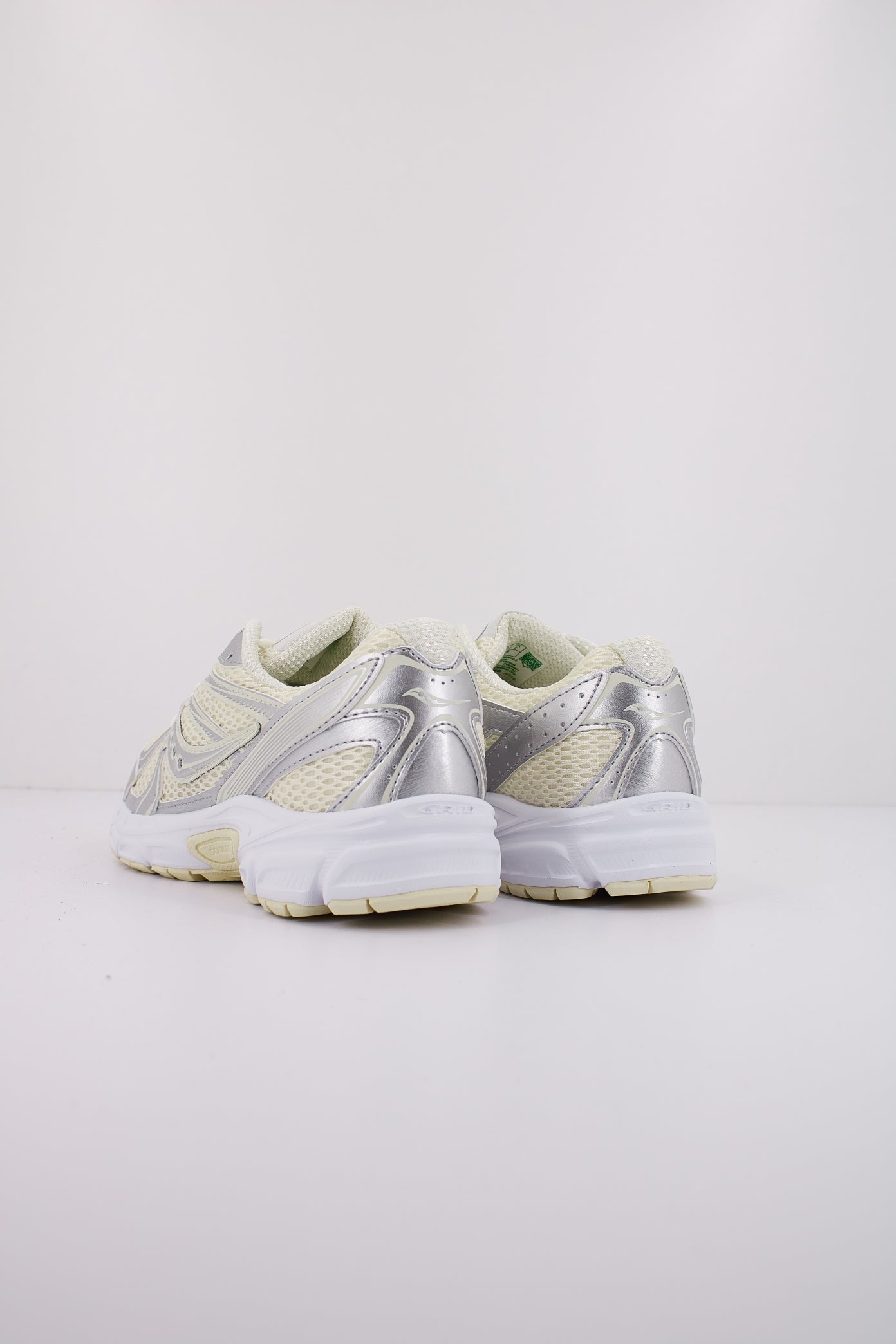 SAUCONY S en color PLATA (3)