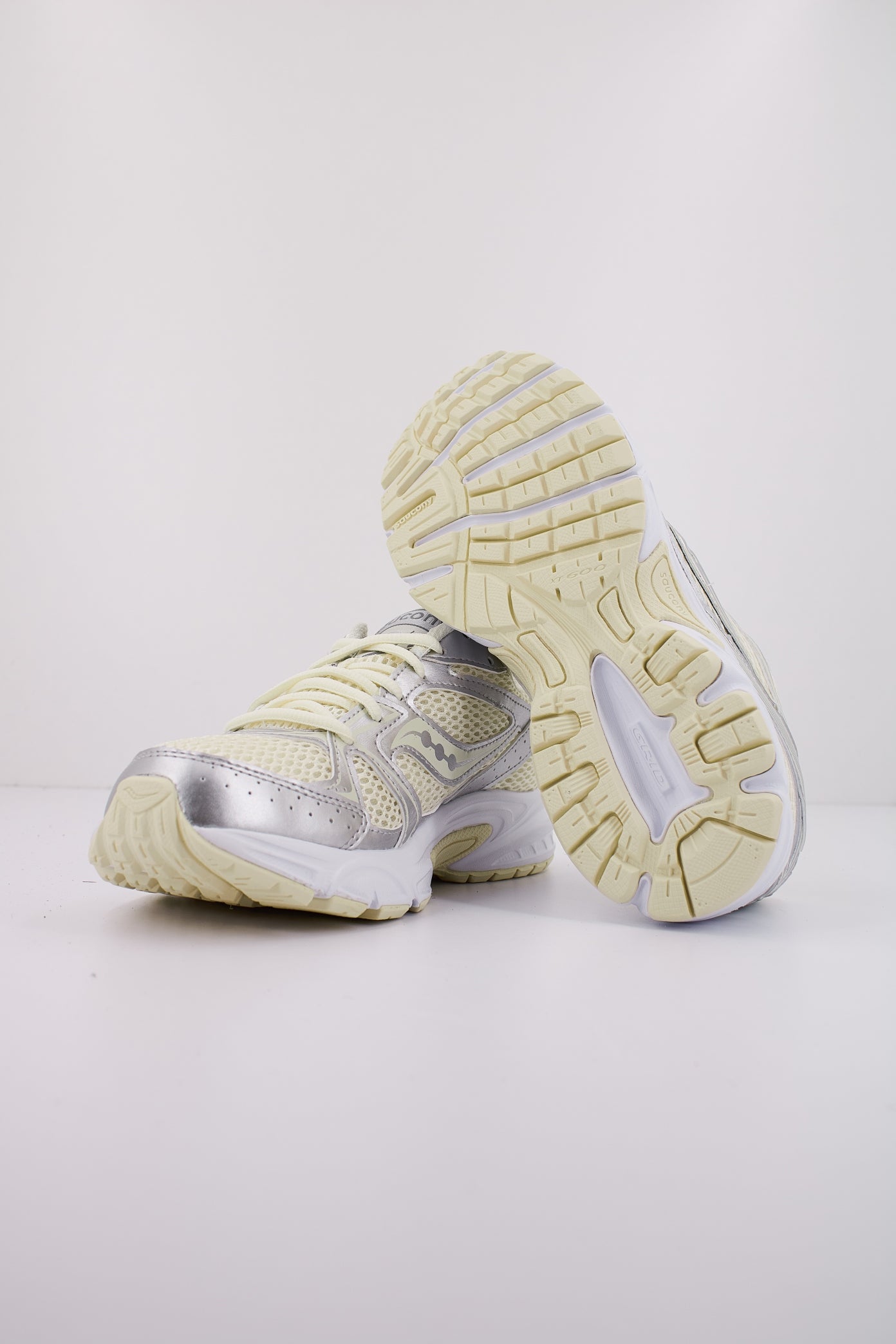 SAUCONY S en color PLATA (4)
