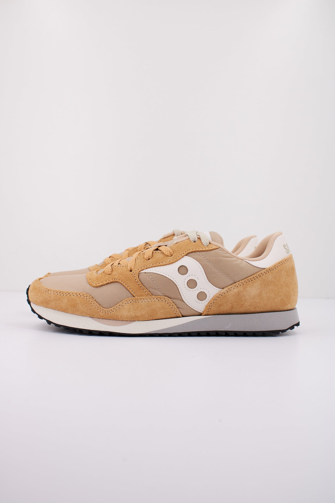 SAUCONY DXN TRAINER en color MARRON (1)