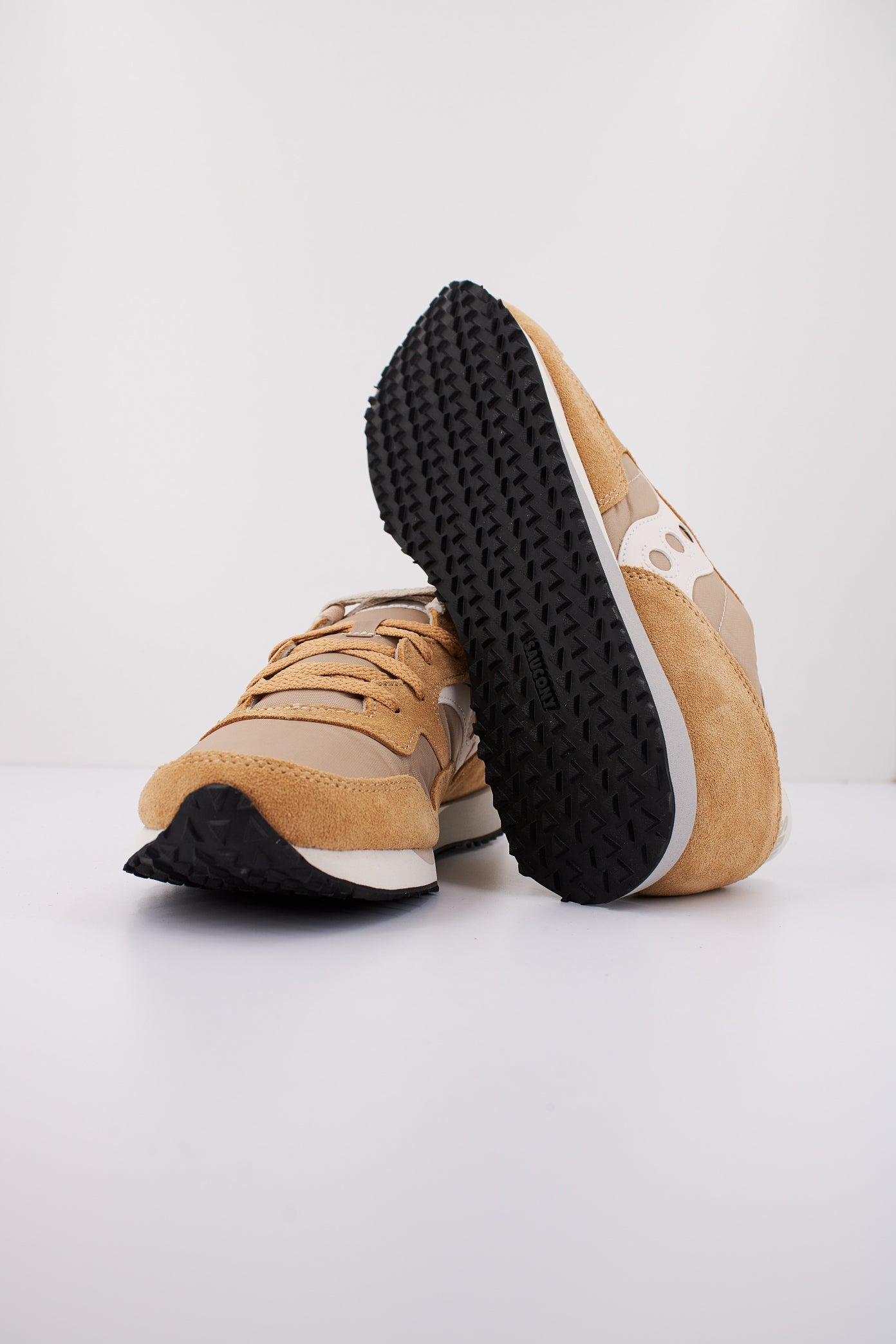 SAUCONY DXN TRAINER en color MARRON (4)
