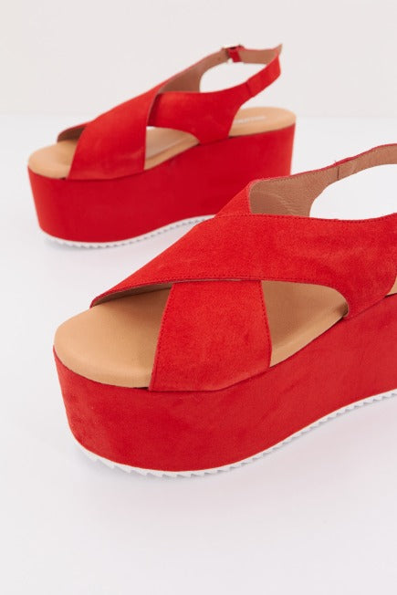 YELLOW REBELDAY en color ROJO (2)