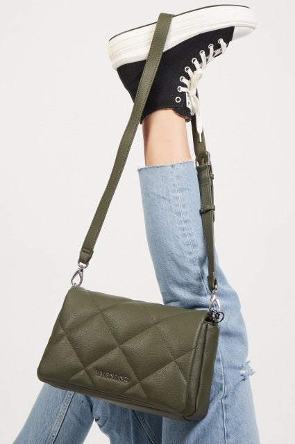 VALENTINO BAGS COLD RE en color VERDE (1)