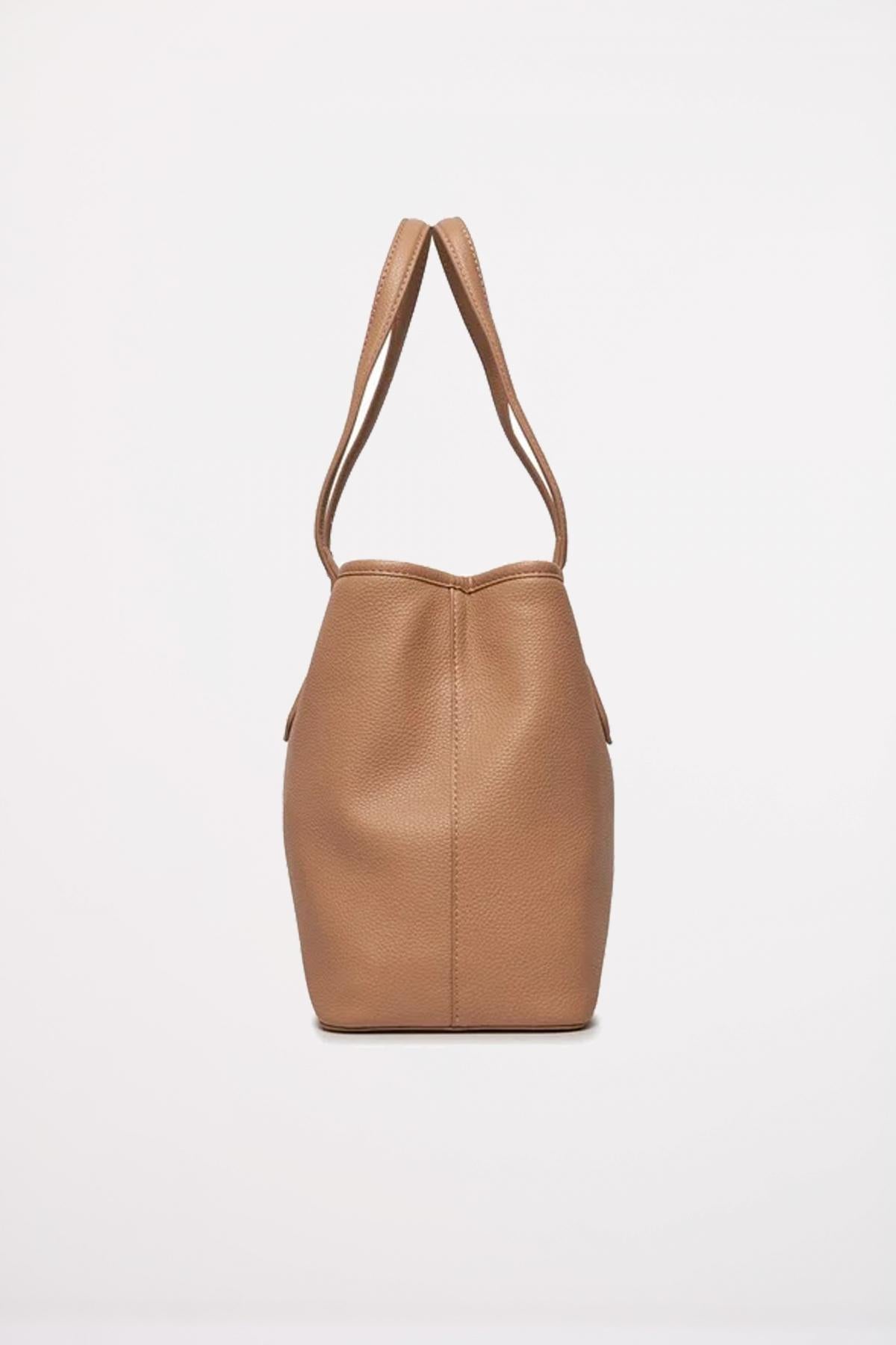 VALENTINO BAGS SHOPPING BRIXTON en color BEIS (2)