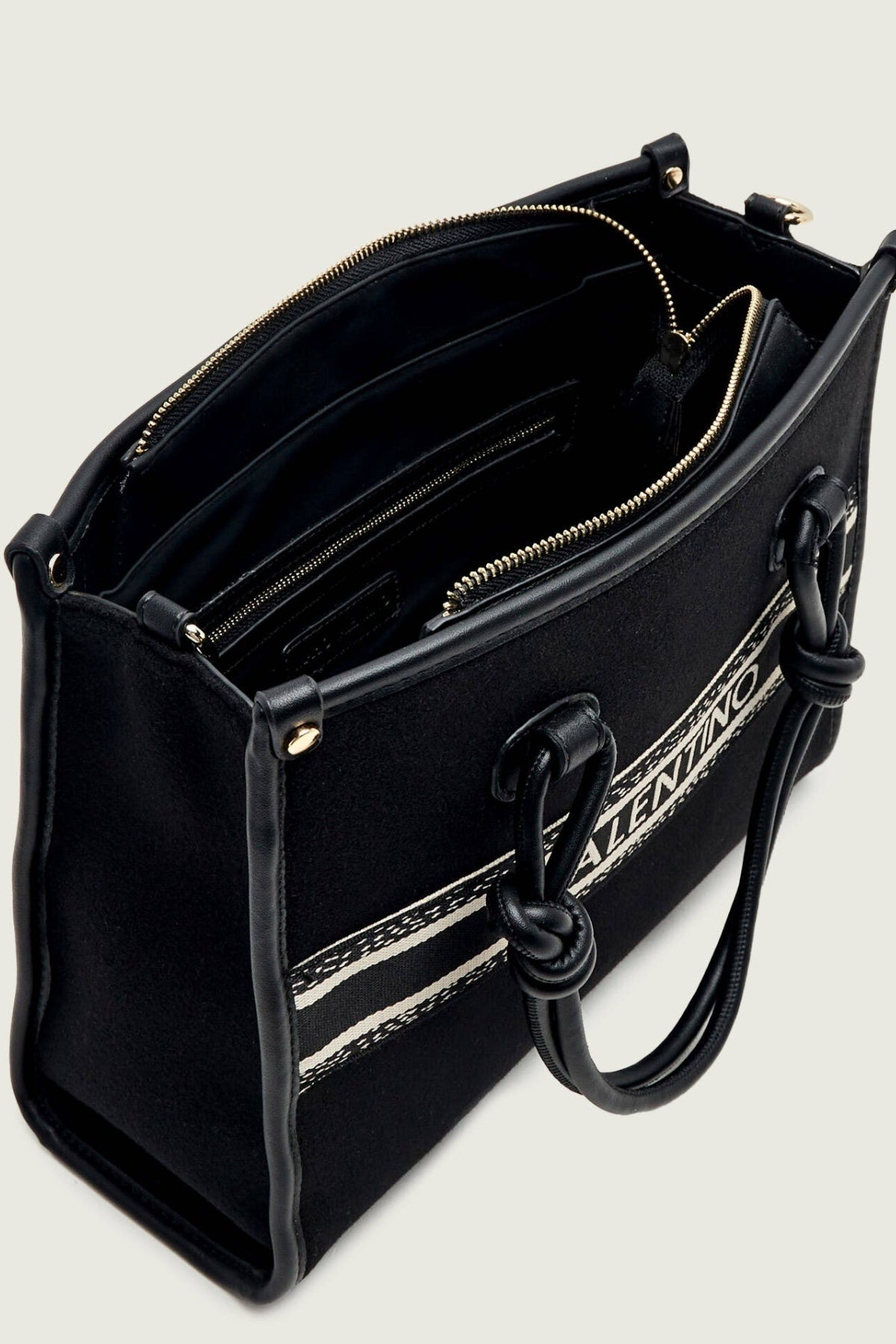VALENTINO BAGS VBSABG WINTER AELLA en color NEGRO (3)