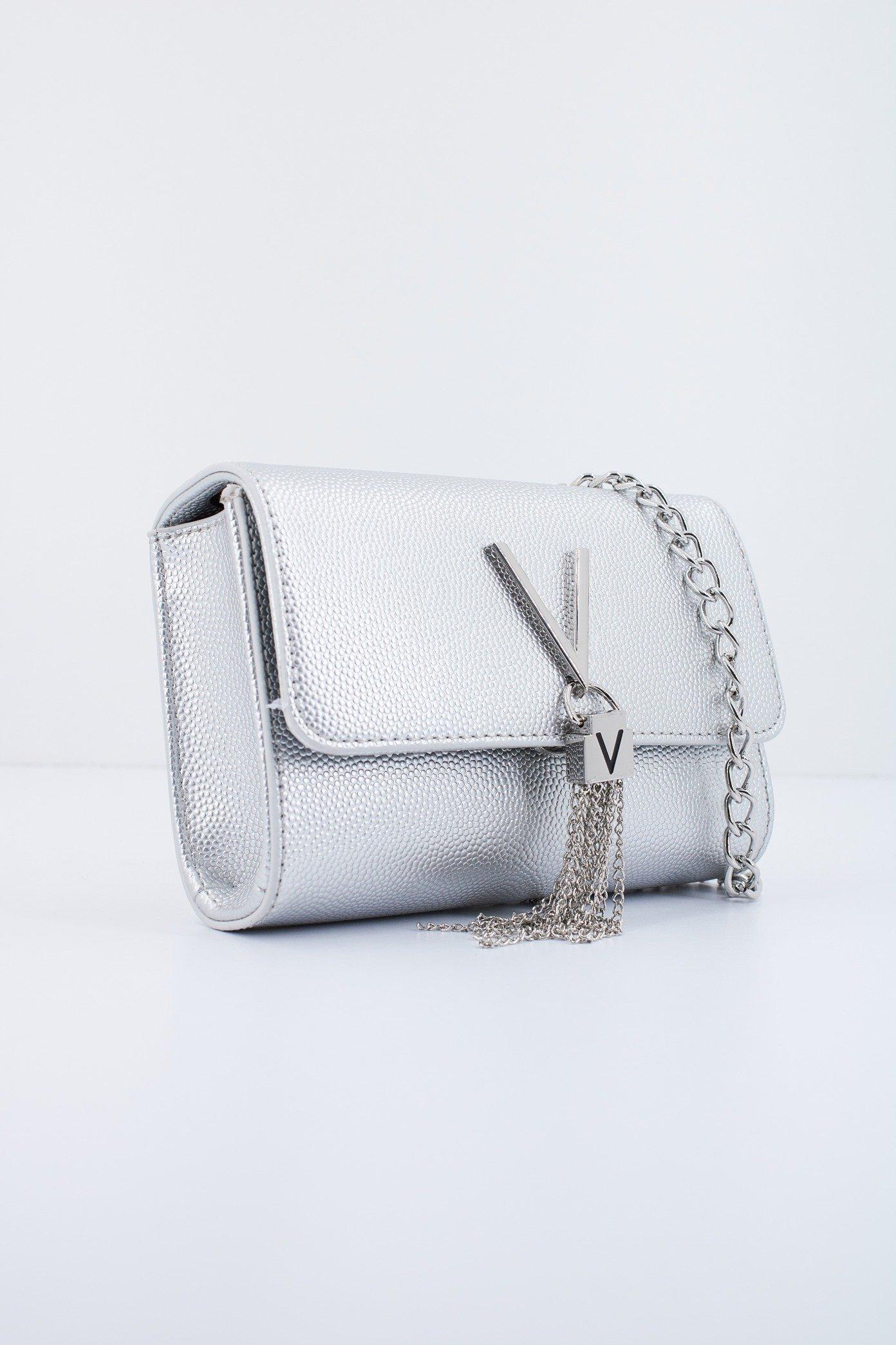 VALENTINO BAGS DIVINA en color PLATA (3)