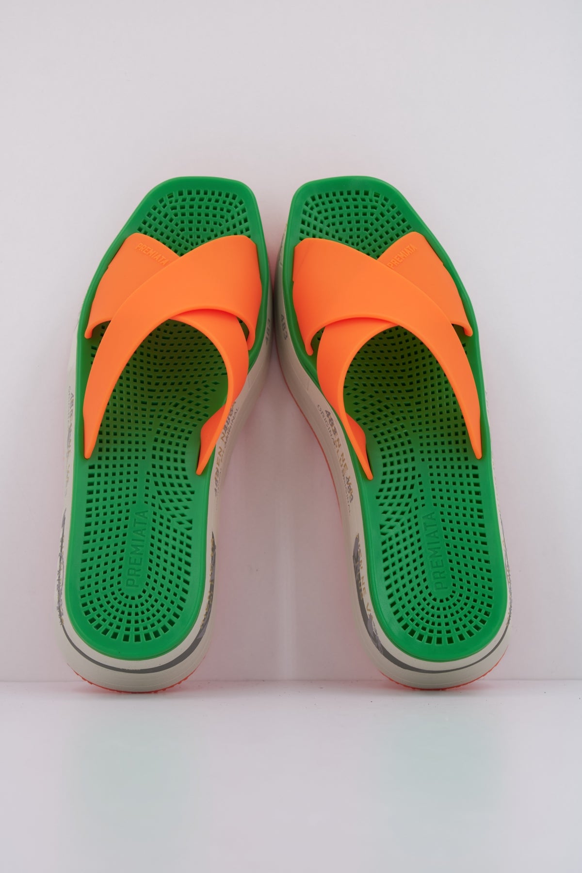 PREMIATA MOURA en color NARANJA (3)