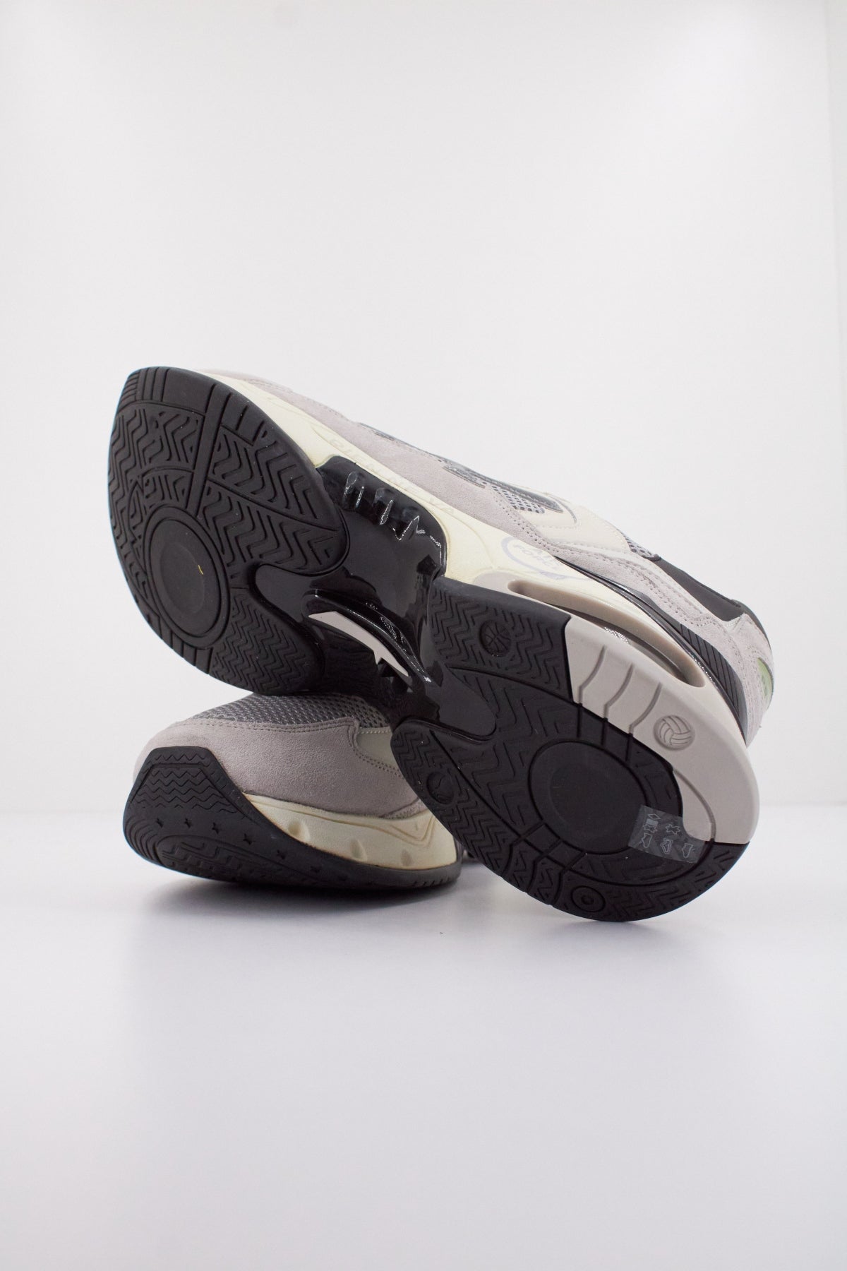 PREMIATA SHARKY en color GRIS (5)