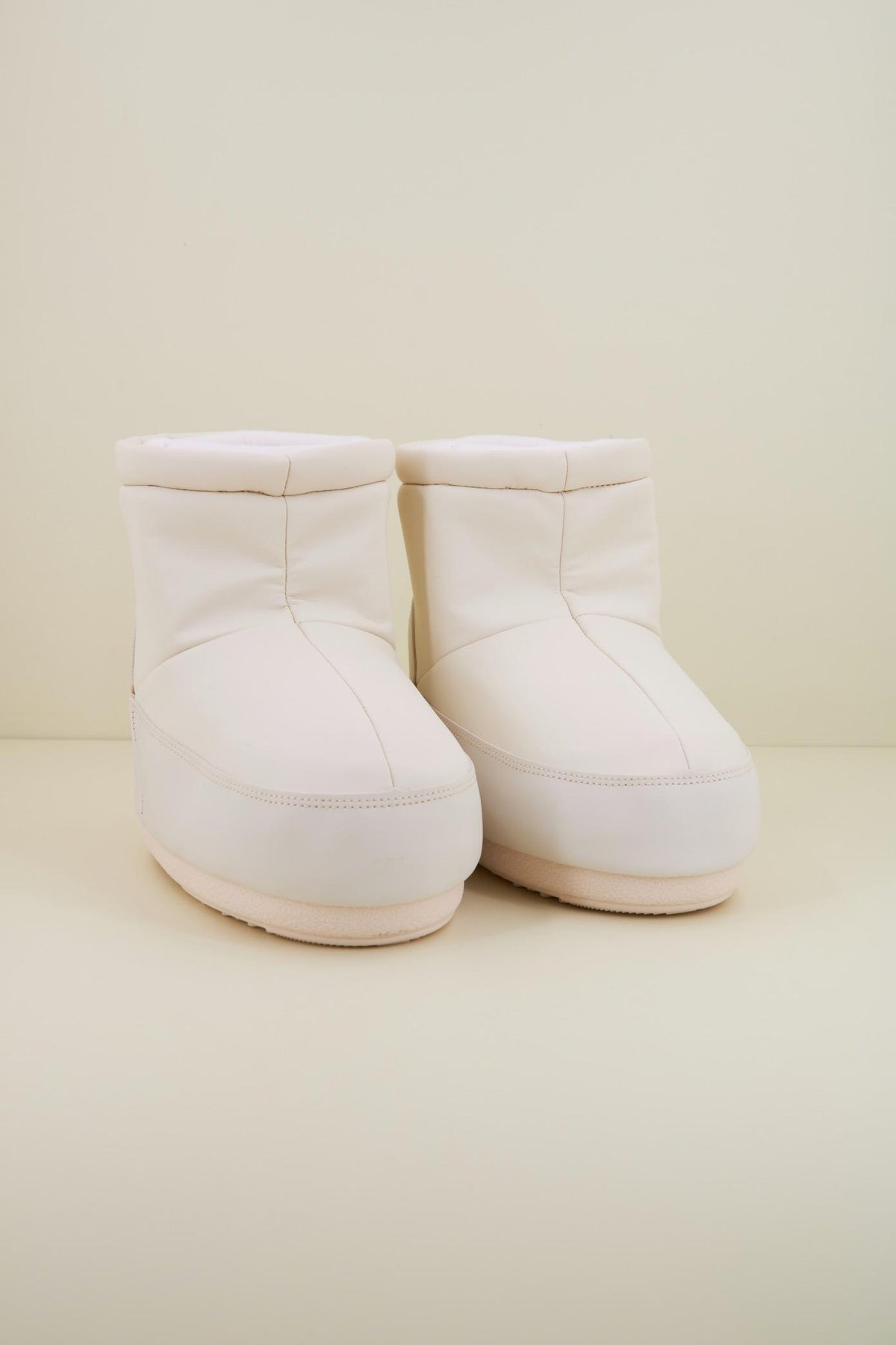 MOON BOOT ICON LOW NOLACE RUBBER en color BLANCO (2)