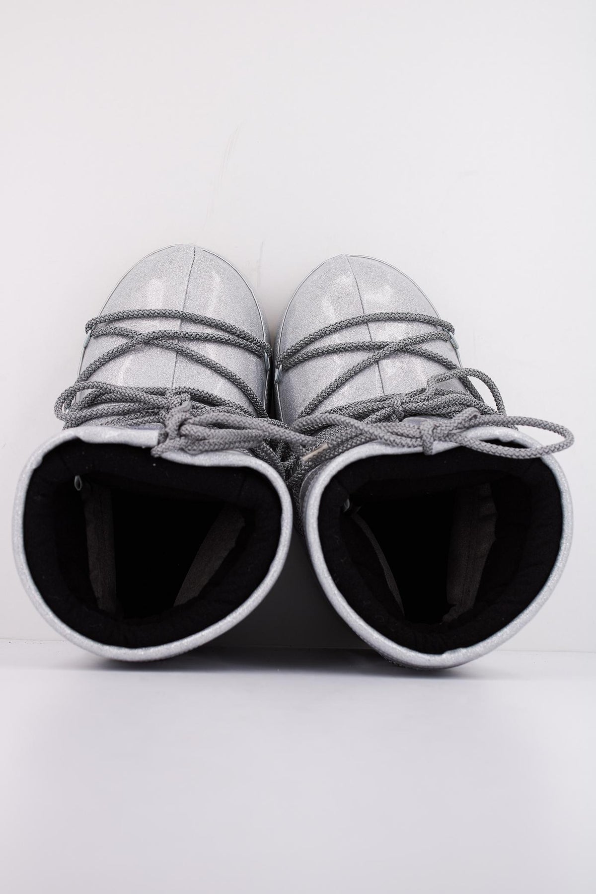 MOON BOOT ICON LOW GLITTER en color PLATA (3)