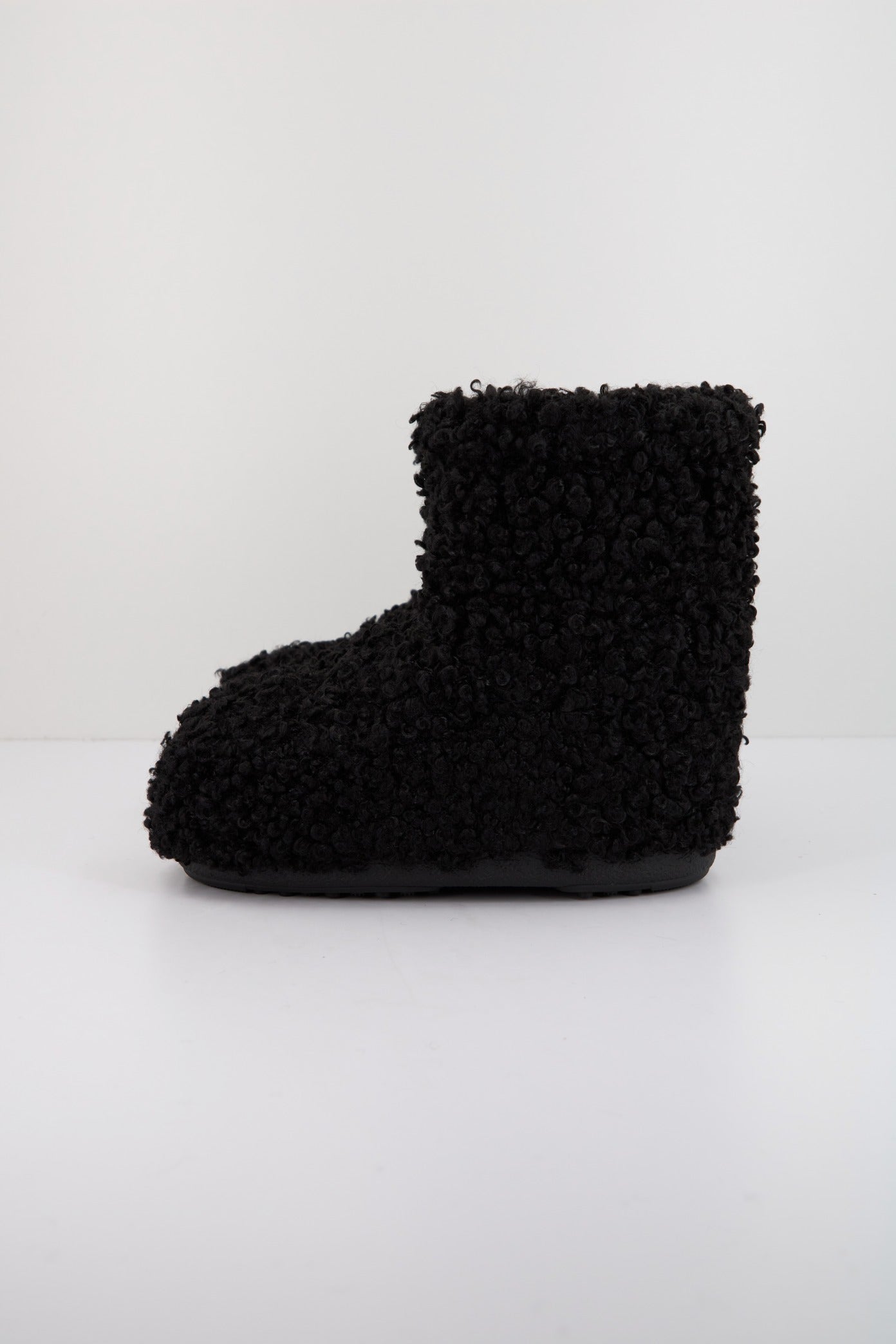 MOON BOOT MB ICON LOW FAUX CURLY en color NEGRO (1)