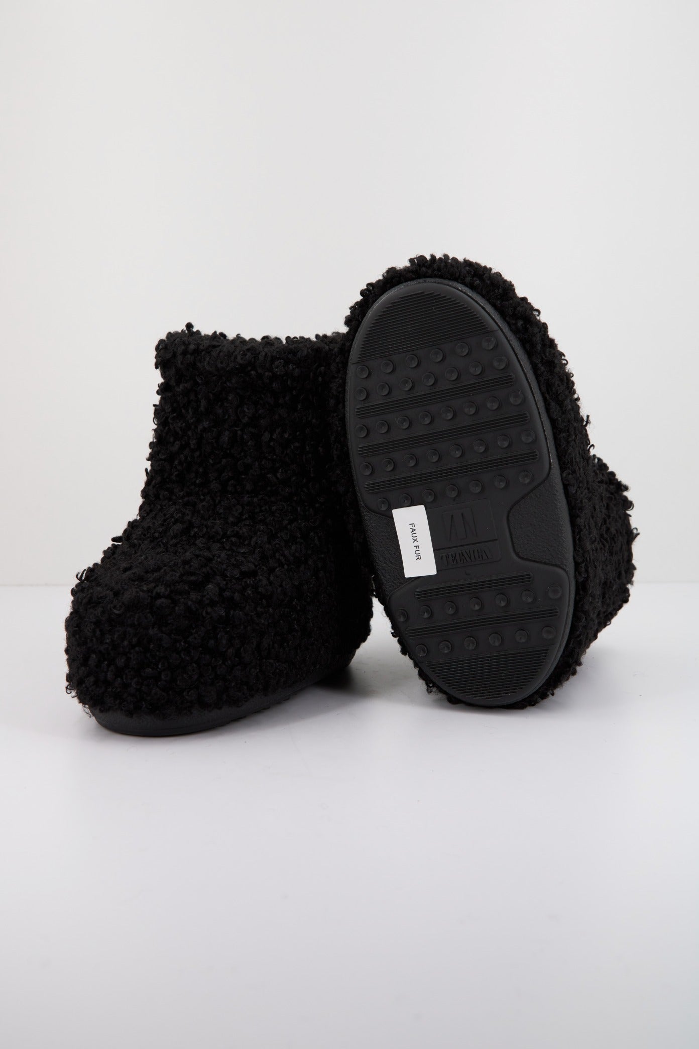 MOON BOOT MB ICON LOW FAUX CURLY en color NEGRO (4)