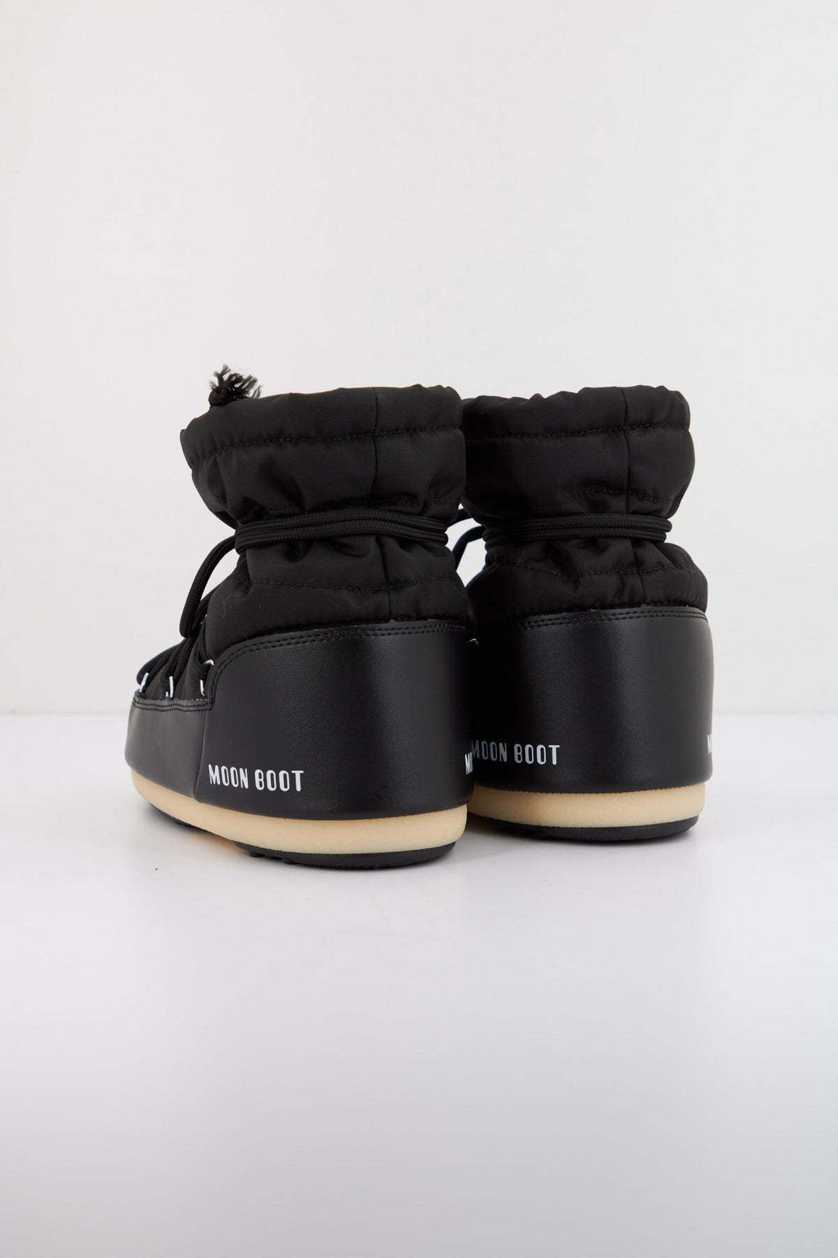 MOON BOOT LIGHT LOW NYLON en color NEGRO (3)