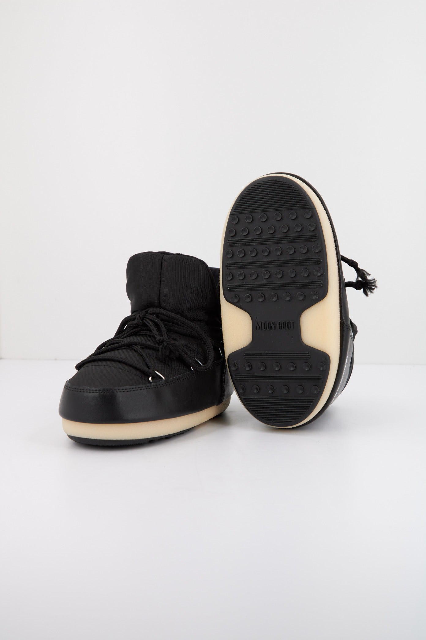 MOON BOOT PUMPS NYLON en color NEGRO (4)