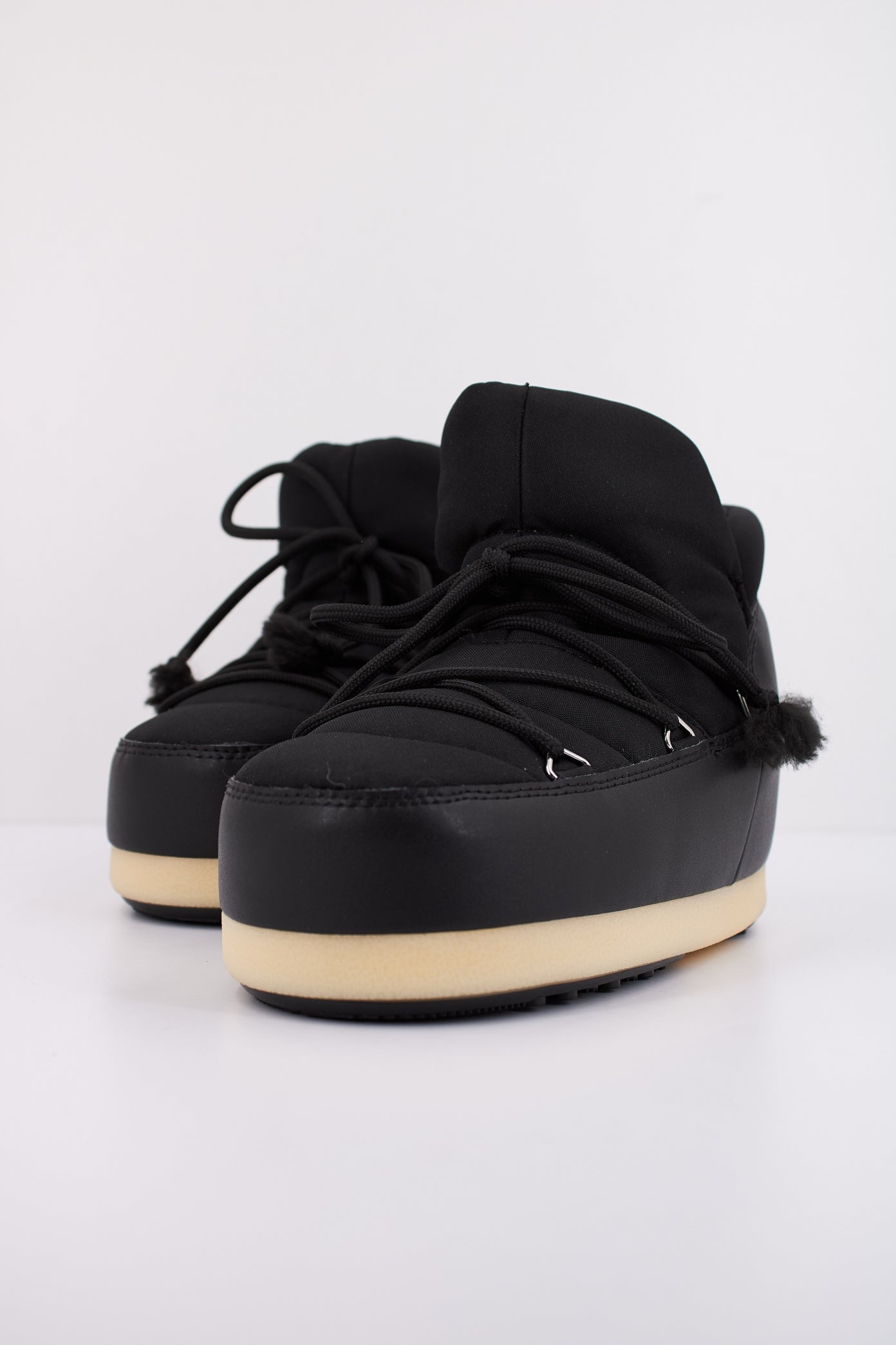 MOON BOOT EVX PUMPS en color NEGRO (2)