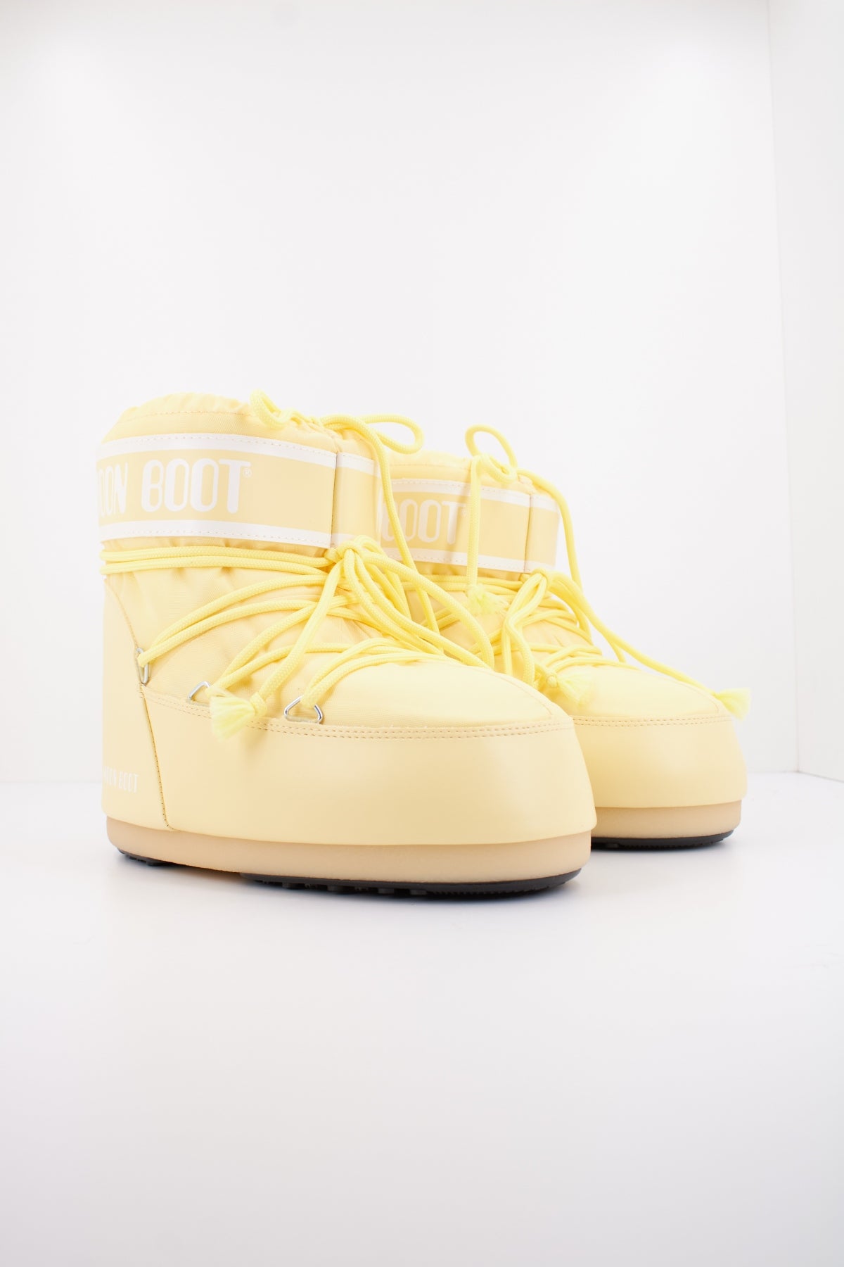 MOON BOOT ICON LOW NYLON en color AMARILLO (2)