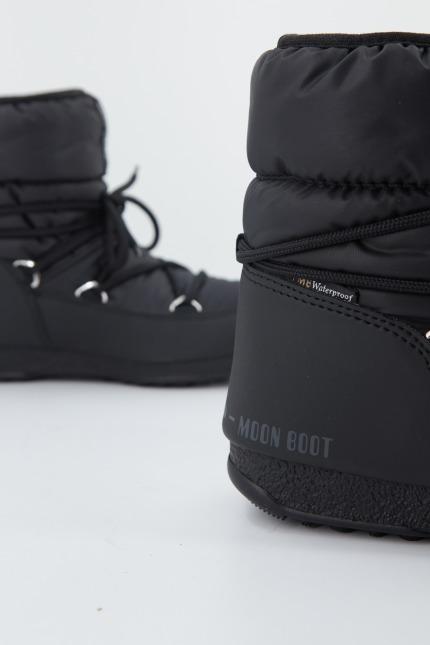 MOON BOOT LOW NYLON WP en color NEGRO (2)
