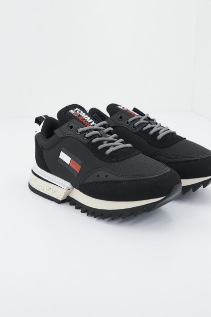 TOMMY JEANS THE CLEAT en color NEGRO (1)
