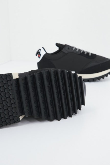TOMMY JEANS THE CLEAT en color NEGRO (4)