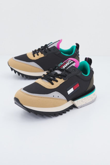 TOMMY JEANS THE CLEAT en color NEGRO (1)