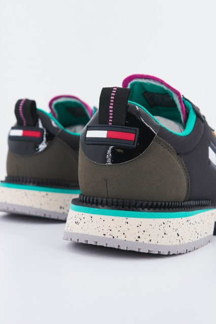 TOMMY JEANS THE CLEAT en color NEGRO (3)