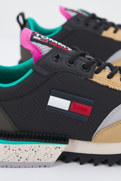 TOMMY JEANS THE CLEAT en color NEGRO (4)