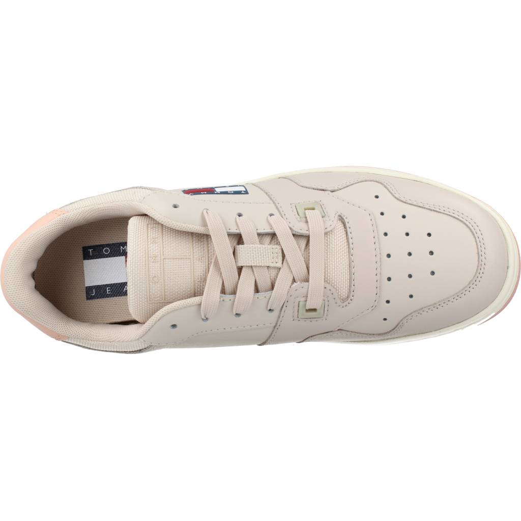 TOMMY JEANS RETRO BASKET en color BEIS (7)