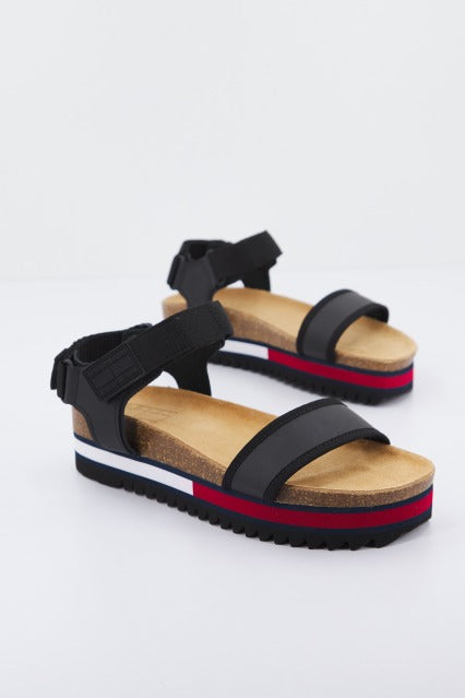 TOMMY JEANS FLAG OUTSOLE en color NEGRO (1)