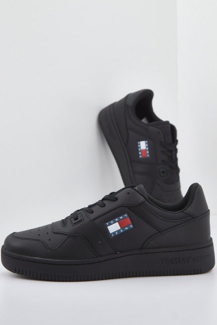 TOMMY JEANS RETRO BASKET TJM ESS en color NEGRO (1)