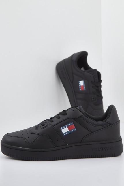 TOMMY JEANS RETRO BASKET TJM ESS en color NEGRO (1)