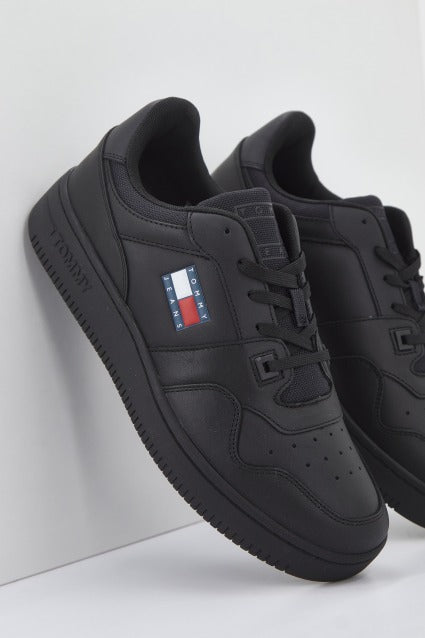 TOMMY JEANS RETRO BASKET TJM ESS en color NEGRO (2)