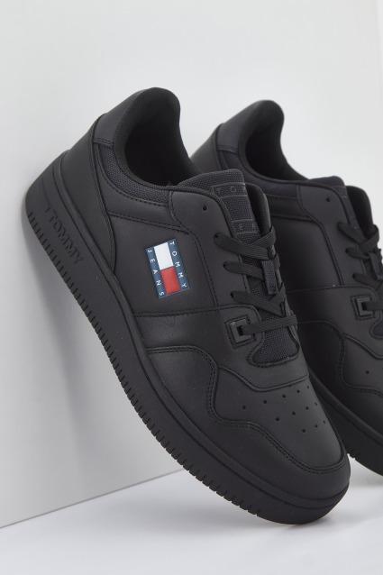 TOMMY JEANS RETRO BASKET TJM ESS en color NEGRO (2)