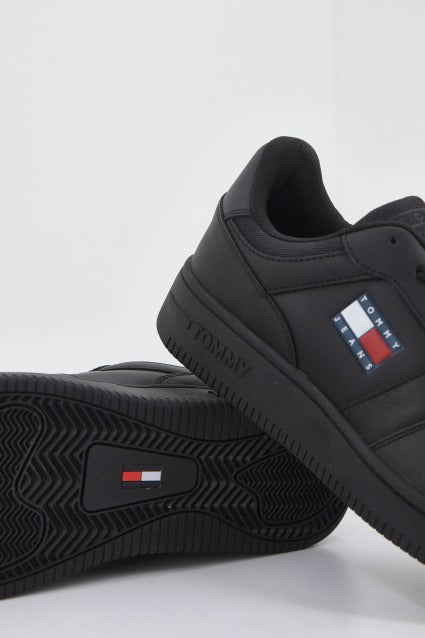 TOMMY JEANS RETRO BASKET TJM ESS en color NEGRO (3)