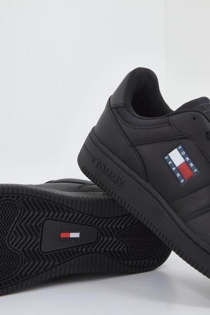 TOMMY JEANS RETRO BASKET TJM ESS en color NEGRO (3)