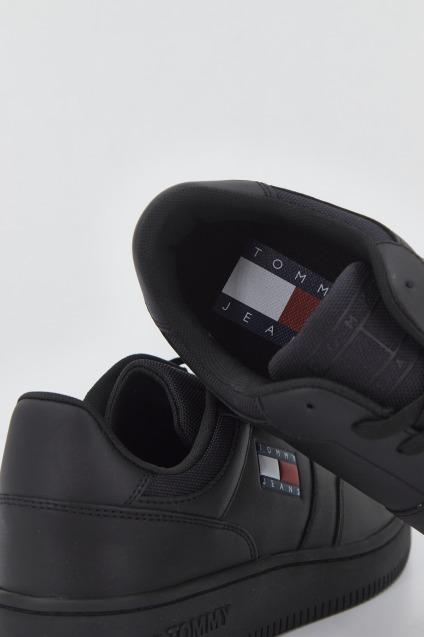 TOMMY JEANS RETRO BASKET TJM ESS en color NEGRO (4)