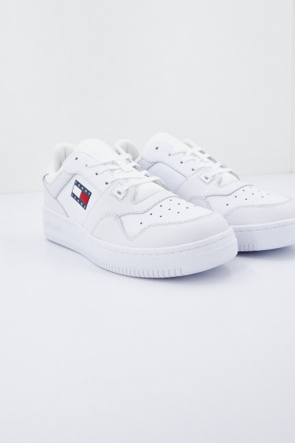 TOMMY JEANS RETRO BASKET TJM ESS en color BLANCO (1)