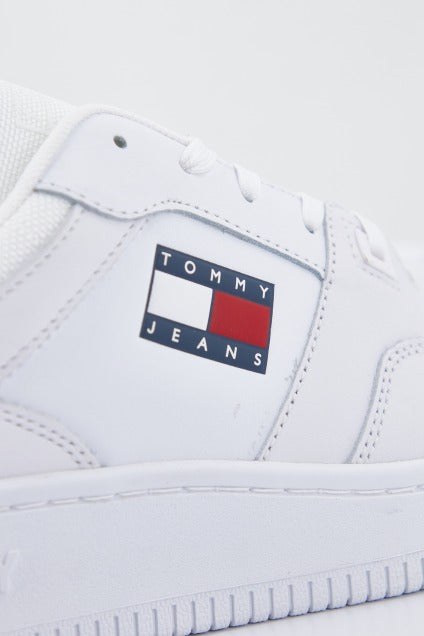 TOMMY JEANS RETRO BASKET TJM ESS en color BLANCO (4)