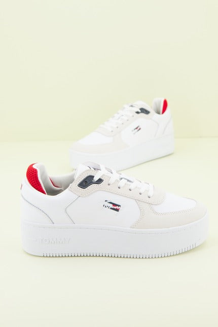 TOMMY JEANS ICONIC FLATF en color BLANCO (1)