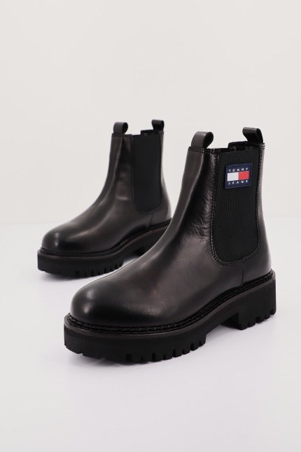 TOMMY JEANS URBAN CHELSE en color NEGRO (1)