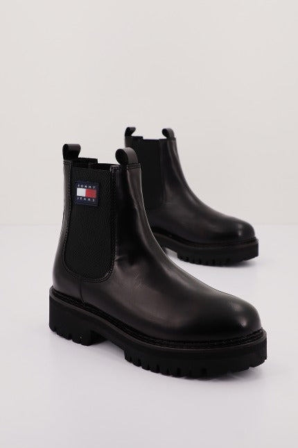 TOMMY JEANS URBAN CHELSE en color NEGRO (2)