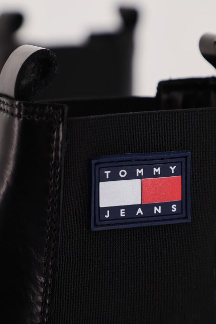 TOMMY JEANS URBAN CHELSE en color NEGRO (4)