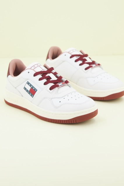 TOMMY JEANS RETRO LOW BA en color BLANCO (1)