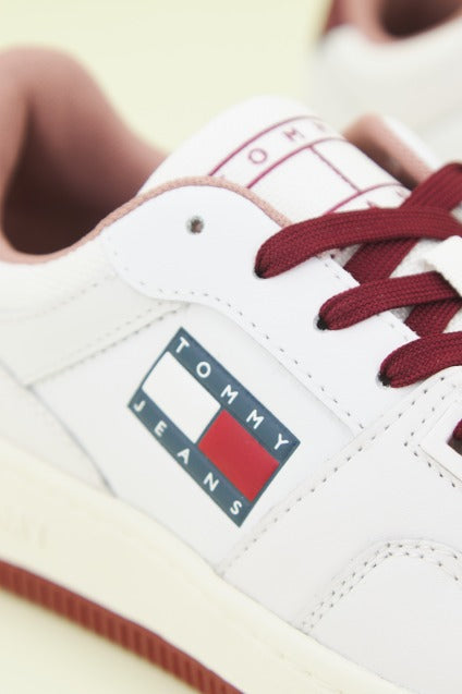 TOMMY JEANS RETRO LOW BA en color BLANCO (4)