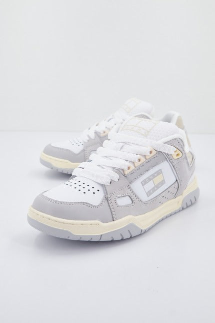 TOMMY JEANS WMN SKATE LO en color BLANCO (1)